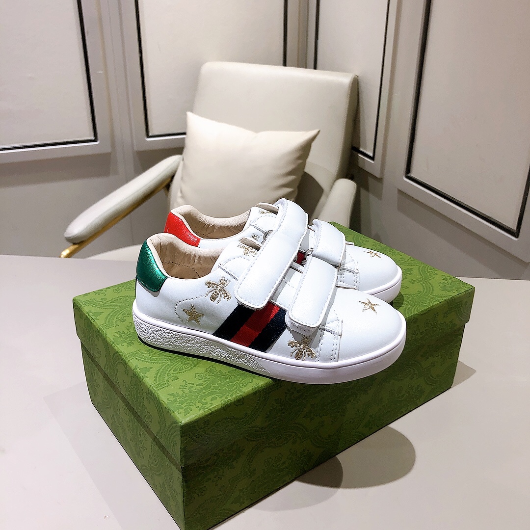 Children's shoes child
